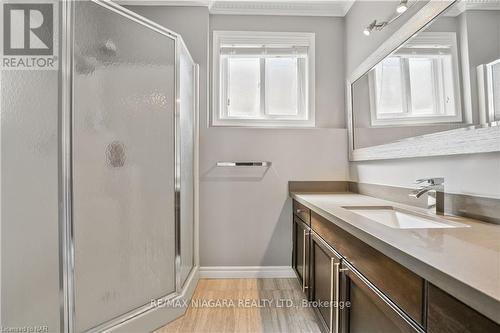 7797 Bishop Ave, Niagara Falls, ON - Indoor Photo Showing Bathroom