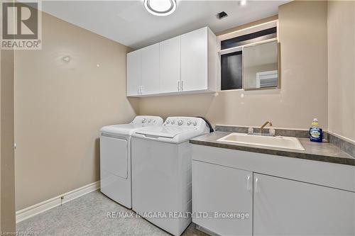 7797 Bishop Ave, Niagara Falls, ON - Indoor Photo Showing Laundry Room