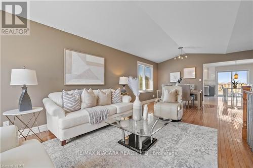 7797 Bishop Ave, Niagara Falls, ON - Indoor Photo Showing Living Room