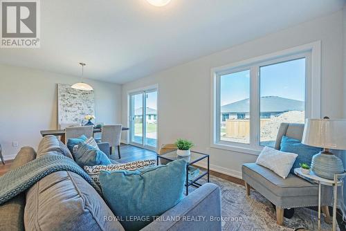 43 Silverleaf Path, St. Thomas, ON - Indoor Photo Showing Living Room