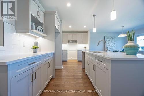 43 Silverleaf Path, St. Thomas, ON - Indoor Photo Showing Kitchen With Upgraded Kitchen