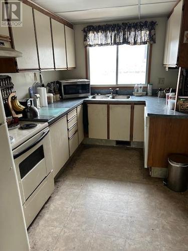 410 Mccurdy Road, Kelowna, BC - Indoor Photo Showing Kitchen With Double Sink