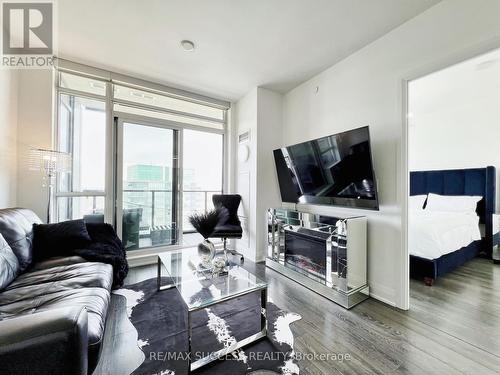 #2707 -36 Park Lawn Rd, Toronto, ON - Indoor Photo Showing Living Room