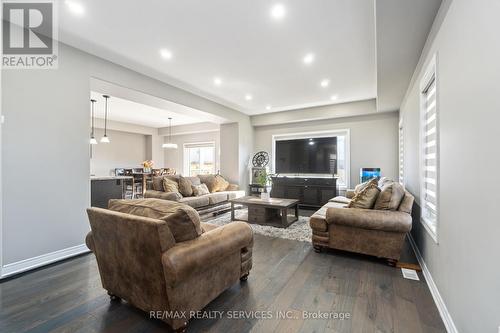 41 Success Way, Thorold, ON - Indoor Photo Showing Living Room