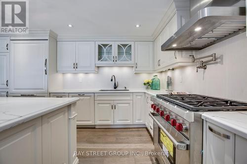 530 Stillwater Crescent, Burlington, ON - Indoor Photo Showing Kitchen With Upgraded Kitchen