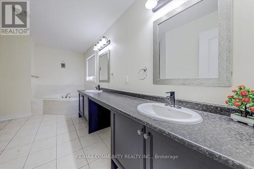 871 Black Cherry Dr, Oshawa, ON - Indoor Photo Showing Bathroom
