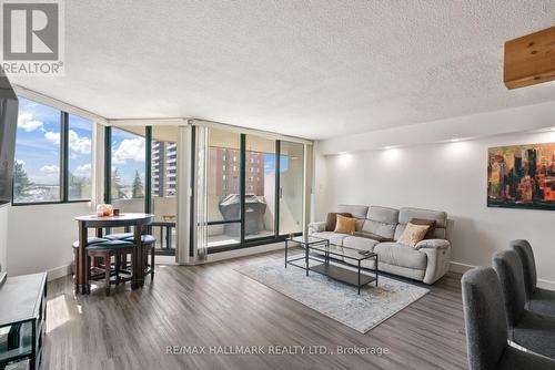 #406 -40 Baif Blvd, Richmond Hill, ON - Indoor Photo Showing Living Room