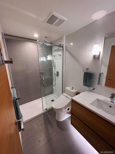 304-989 Johnson St, Victoria, BC - Indoor Photo Showing Bathroom