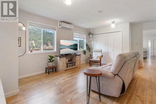 20245 Garnet Valley Road, Summerland, BC - Indoor Photo Showing Living Room