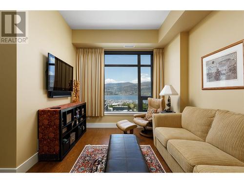 1395 Ellis Street Unit# 1104, Kelowna, BC - Indoor Photo Showing Living Room