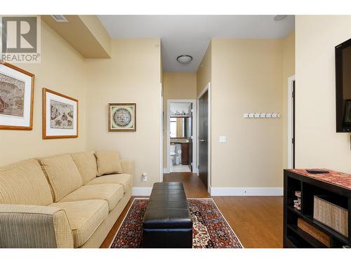 1395 Ellis Street Unit# 1104, Kelowna, BC - Indoor Photo Showing Living Room
