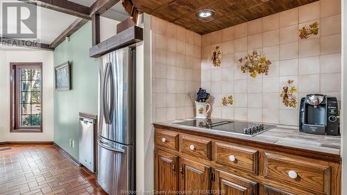 9090 Canard Drive, Lasalle, ON - Indoor Photo Showing Kitchen