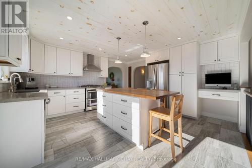 402 3 Line S, Oro-Medonte, ON - Indoor Photo Showing Kitchen With Upgraded Kitchen