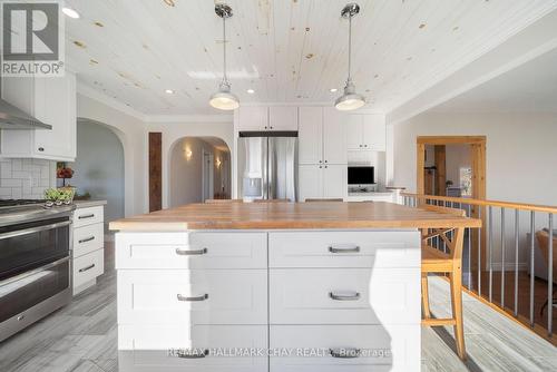 402 3 Line S, Oro-Medonte, ON - Indoor Photo Showing Kitchen With Upgraded Kitchen