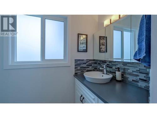 309 Wallace Road, Kelowna, BC - Indoor Photo Showing Bathroom