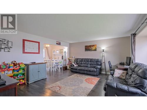 309 Wallace Road, Kelowna, BC - Indoor Photo Showing Living Room
