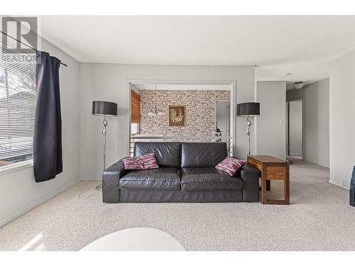 218 Briarwood Road, Kelowna, BC - Indoor Photo Showing Living Room
