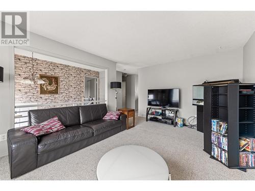 218 Briarwood Road, Kelowna, BC - Indoor Photo Showing Living Room