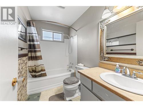 218 Briarwood Road, Kelowna, BC - Indoor Photo Showing Bathroom