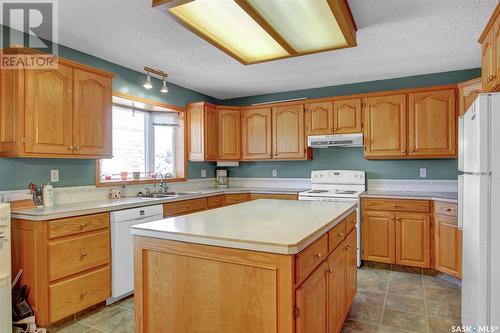 3322 Tanager Crescent E, Regina, SK - Indoor Photo Showing Kitchen With Double Sink