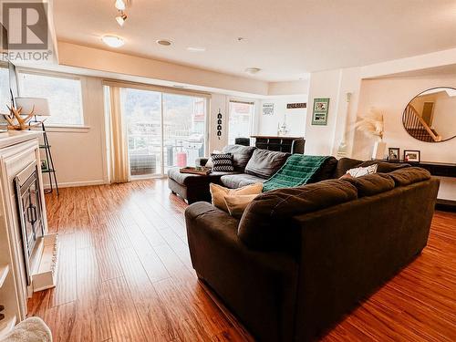 1130 Riverside Avenue Unit# 19, Sicamous, BC - Indoor Photo Showing Living Room
