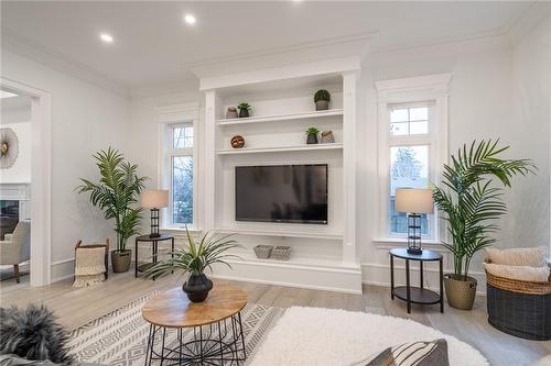 620 King Road, Burlington, ON - Indoor Photo Showing Living Room