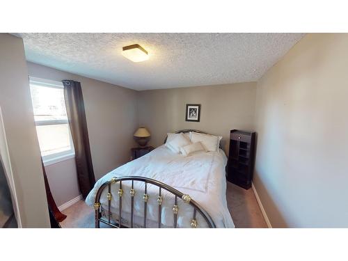 112 12Th Avenue S, Cranbrook, BC - Indoor Photo Showing Bedroom