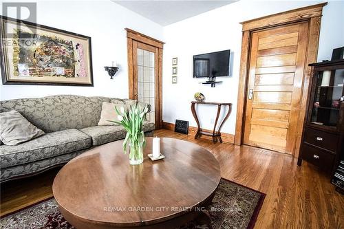 56 Woodland Ave, St. Catharines, ON - Indoor Photo Showing Living Room