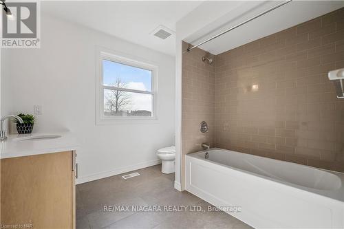 17 Barbican Tr, St. Catharines, ON - Indoor Photo Showing Bathroom