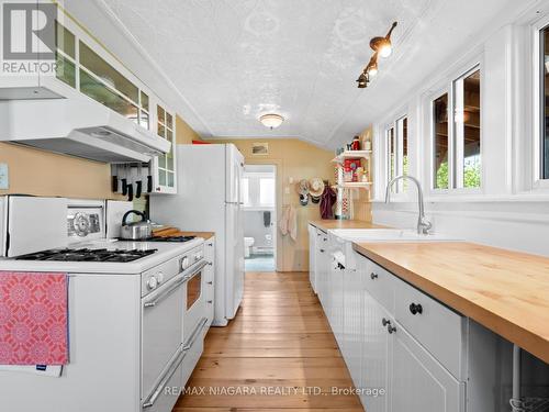 267 Oxford Avenue, Fort Erie, ON - Indoor Photo Showing Kitchen