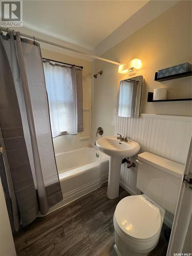 211 6Th Avenue W, Shaunavon, SK - Indoor Photo Showing Bathroom