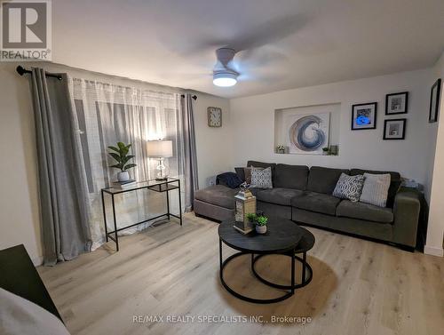 20194 Main Street, Caledon, ON - Indoor Photo Showing Living Room