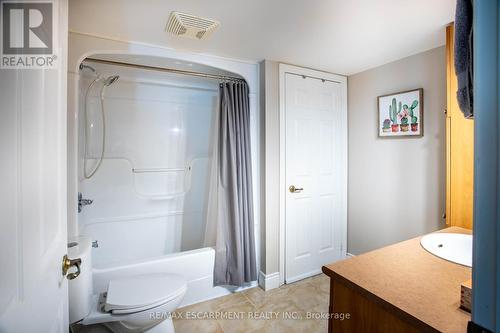#105 -2055 Appleby Line, Burlington, ON - Indoor Photo Showing Bathroom