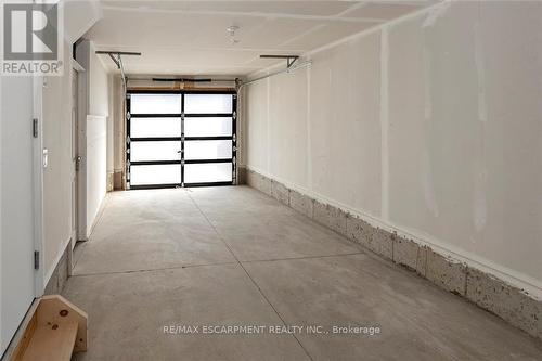 #24 -527 Shaver Rd, Hamilton, ON - Indoor Photo Showing Garage