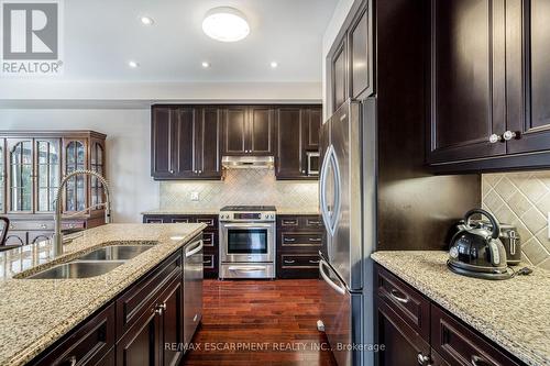 71 Oakhaven Pl, Hamilton, ON - Indoor Photo Showing Kitchen With Double Sink With Upgraded Kitchen