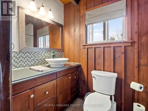 320 Albany St, Fort Erie, ON - Indoor Photo Showing Bathroom