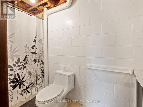 320 Albany St, Fort Erie, ON - Indoor Photo Showing Bathroom