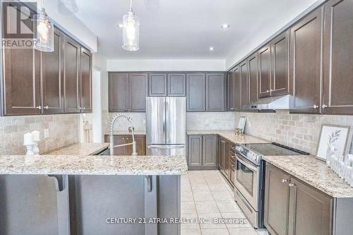 48 Farmhouse Cres, Richmond Hill, ON - Indoor Photo Showing Kitchen With Upgraded Kitchen