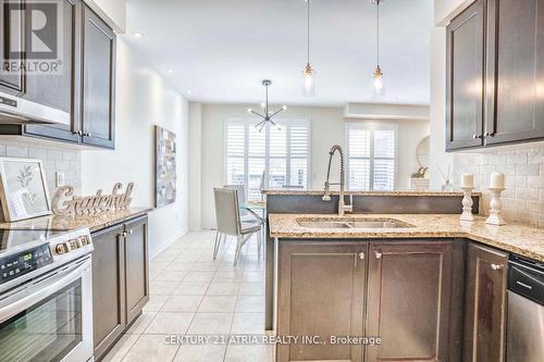 48 Farmhouse Cres, Richmond Hill, ON - Indoor Photo Showing Kitchen With Double Sink With Upgraded Kitchen