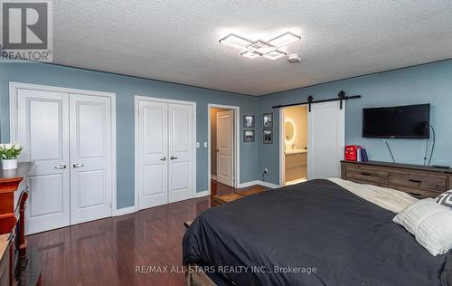 8 White Cres, Barrie, ON - Indoor Photo Showing Bedroom