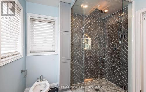 8 White Cres, Barrie, ON - Indoor Photo Showing Bathroom