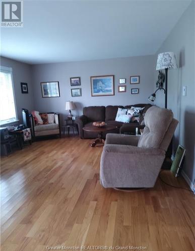 47 Gary Ave, Pointe Du Chene, NB - Indoor Photo Showing Living Room