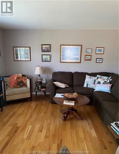 47 Gary Ave, Pointe Du Chene, NB - Indoor Photo Showing Living Room