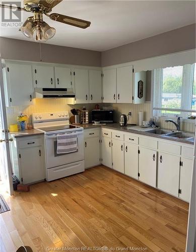 47 Gary Ave, Pointe Du Chene, NB - Indoor Photo Showing Kitchen With Double Sink