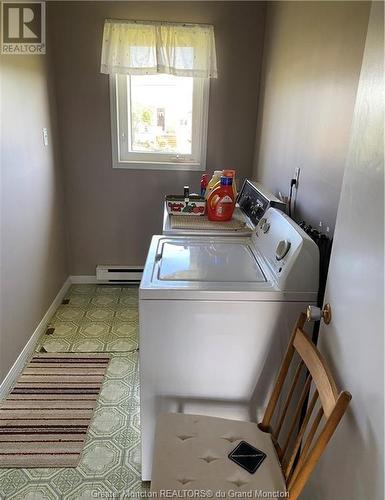 47 Gary Ave, Pointe Du Chene, NB - Indoor Photo Showing Laundry Room