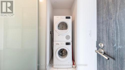 815 - 297 College Street, Toronto, ON - Indoor Photo Showing Laundry Room