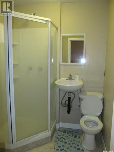 157 159 16 3Rd Avenue E, Shaunavon, SK - Indoor Photo Showing Bathroom