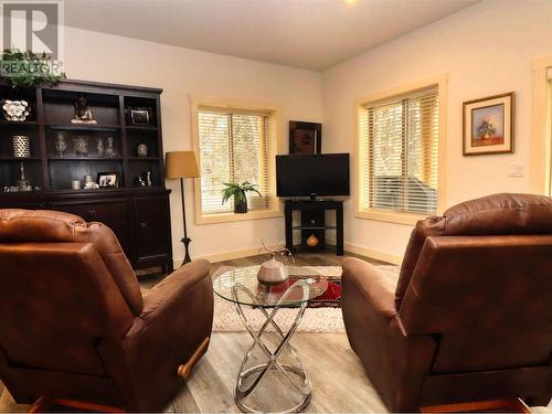 2589 Airstrip Road, Anglemont, BC - Indoor Photo Showing Living Room