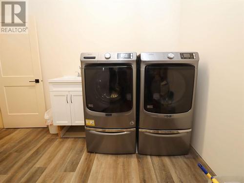 2589 Airstrip Road, Anglemont, BC - Indoor Photo Showing Laundry Room