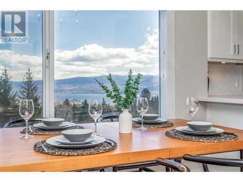 3531 Gates Road, West Kelowna, BC - Indoor Photo Showing Living Room